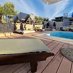 House Lady: Island Retreat With Pool & Transport * Pristanisce