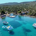 House Lady: Island Retreat With Pool & Transport Holiday home Pristanisce
