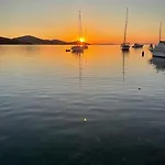 House Lady: Island Retreat With Pool & Transport Holiday home *