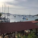 House Lady: Island Retreat With Pool & Transport Holiday home
