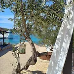 House Lady: Island Retreat With Pool & Transport Holiday home *