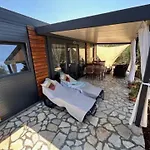 House Lady: Island Retreat With Pool & Transport * Pristanisce