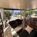 House Lady: Island Retreat With Pool & Transport Holiday home