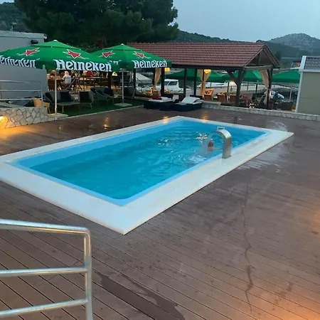 House Lady: Island Retreat With Pool & Transport Vikendica *
