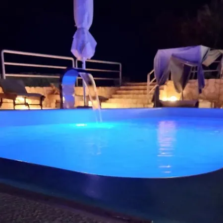 House Lady: Island Retreat With Pool & Transport Holiday home Pristanisce