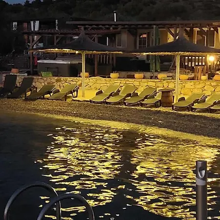 House Lady: Island Retreat With Pool & Transport