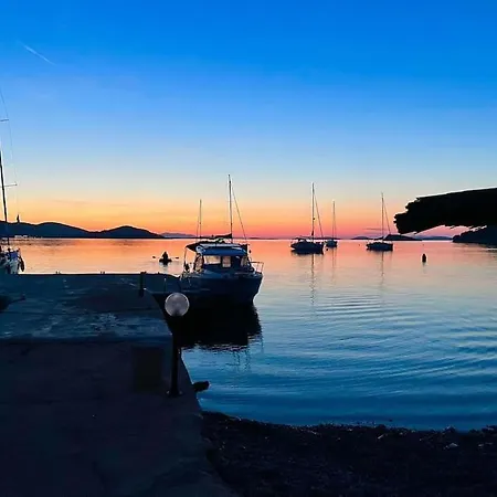 House Lady: Island Retreat With Pool & Transport