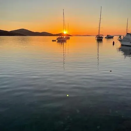 House Lady - & Tavern Bain, Free Transport, Pool, Island Of Zut - Kornati Сasa de vacaciones *
