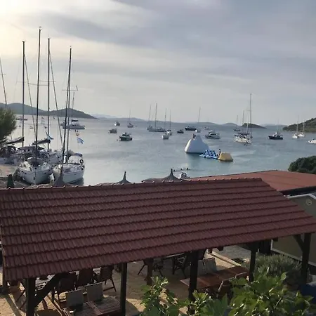 House Lady: Island Retreat With Pool & Transport Holiday home