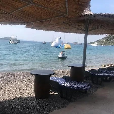 House Lady - & Tavern Bain, Free Transport, Pool, Island Of Zut - Kornati Сasa de vacaciones *