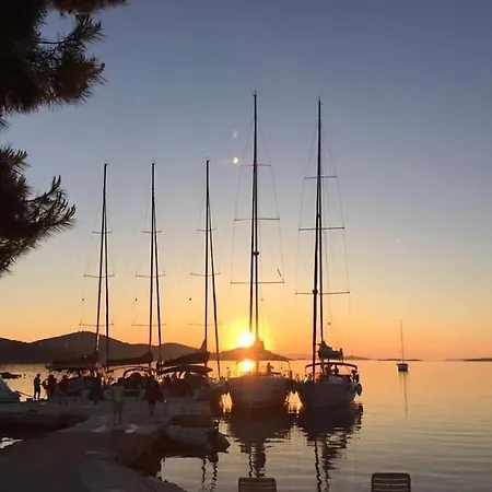 House Lady - & Tavern Bain, Free Transport, Pool, Island Of Zut - Kornati *