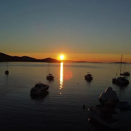 House Lady - & Tavern Bain, Free Transport, Pool, Island Of Zut - Kornati Сasa de vacaciones *