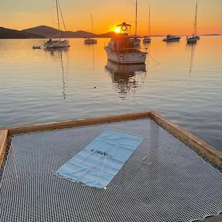 House Lady: Island Retreat With Pool & Transport Holiday home Pristanisce