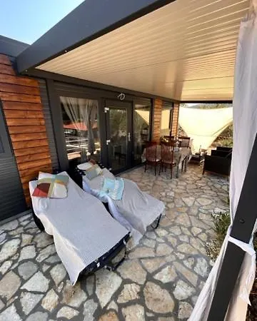 House Lady: Island Retreat With Pool & Transport Vikendica Pristanisce