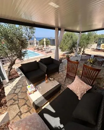 House Lady: Island Retreat With Pool & Transport Vikendica Pristanisce