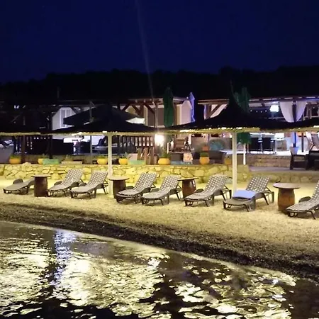 House Lady: Island Retreat With Pool & Transport