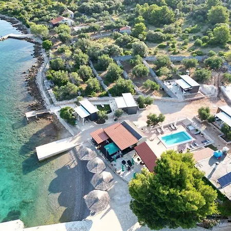 House Lady: Island Retreat With Pool & Transport Pristanisce