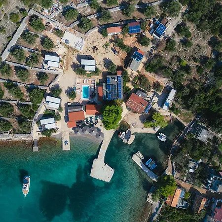 House Lady: Island Retreat With Pool & Transport