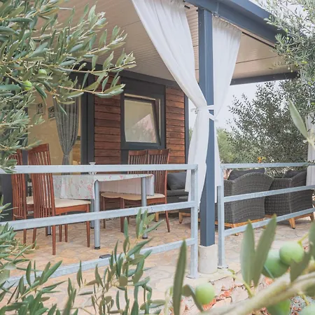 House Lady: Island Retreat With Pool & Transport Holiday home *