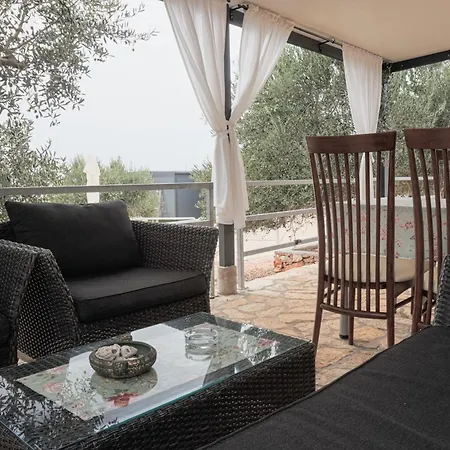 House Lady: Island Retreat With Pool & Transport *