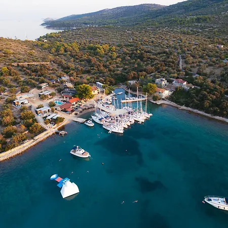 House Lady: Island Retreat With Pool & Transport
