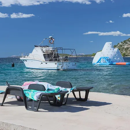 House Lady: Island Retreat With Pool & Transport Holiday home *
