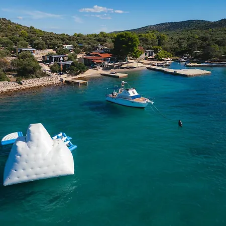 House Lady: Island Retreat With Pool & Transport Holiday home Pristanisce