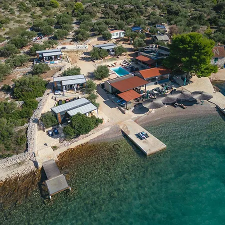 House Lady: Island Retreat With Pool & Transport Pristanisce