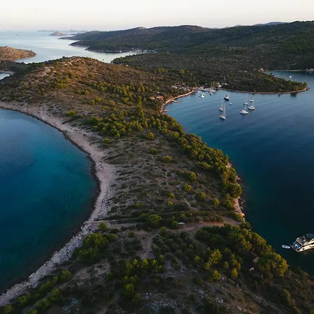 House Lady: Island Retreat With Pool & Transport * Pristanisce