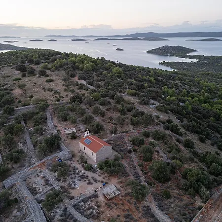 House Lady: Island Retreat With Pool & Transport