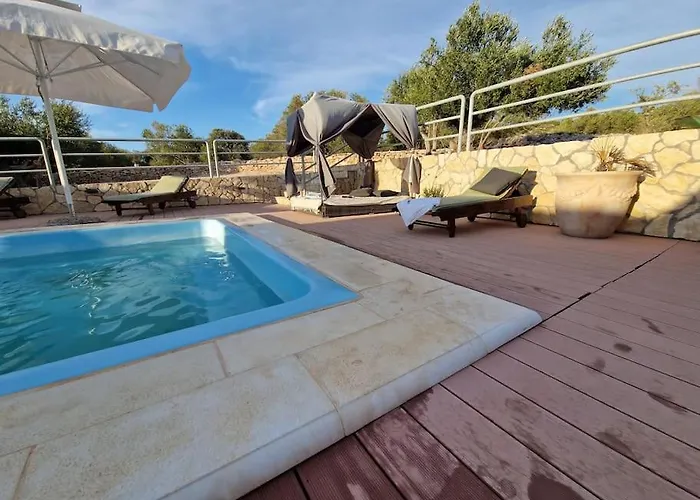 House Lady - & Tavern Bain, Free Transport, Pool, Island Of Zut - Kornati בית נופש