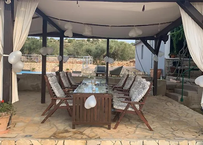 בית נופש House Lady - & Tavern Bain, Free Transport, Pool, Island Of Zut - Kornati Pristanisce