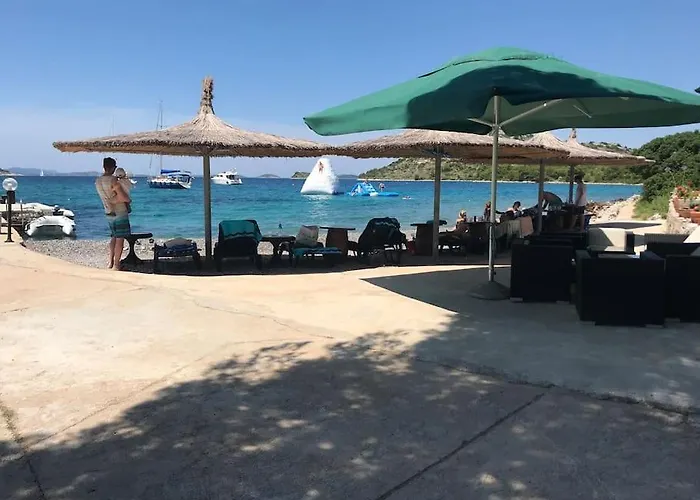 House Lady - & Tavern Bain, Free Transport, Pool, Island Of Zut - Kornati בית נופש *