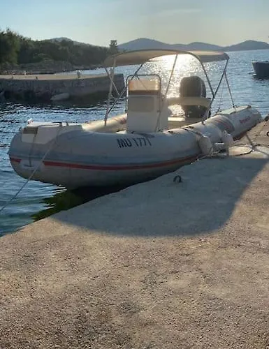 House Lady - & Tavern Bain, Free Transport, Pool, Island Of Zut - Kornati בית נופש Pristanisce