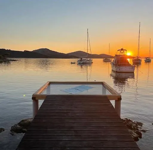 בית נופש House Lady - & Tavern Bain, Free Transport, Pool, Island Of Zut - Kornati