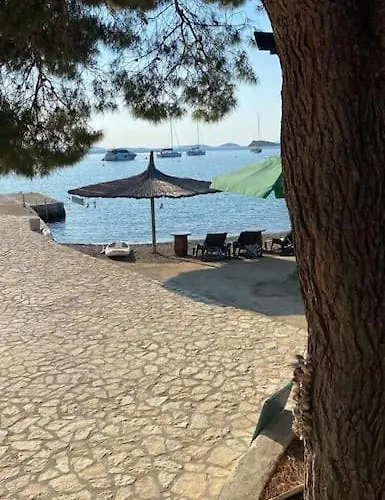 House Lady - & Tavern Bain, Free Transport, Pool, Island Of Zut - Kornati בית נופש Pristanisce