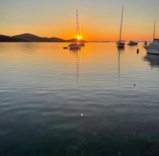 House Lady - & Tavern Bain, Free Transport, Pool, Island Of Zut - Kornati בית נופש *