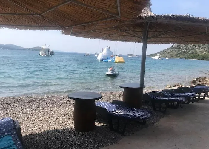 House Lady - & Tavern Bain, Free Transport, Pool, Island Of Zut - Kornati Feriehus *