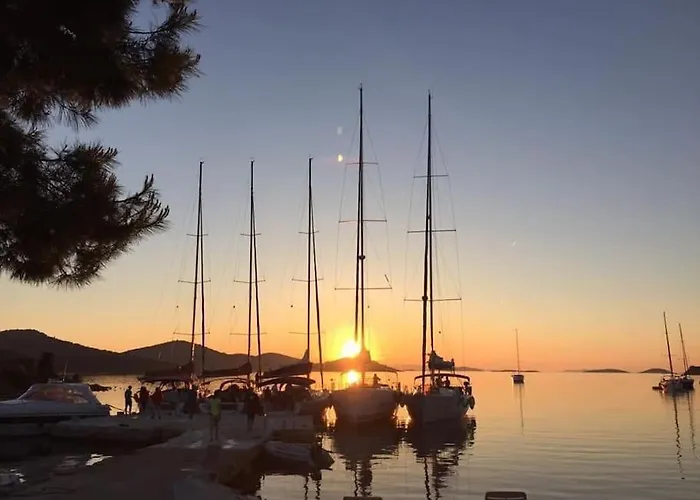 House Lady - & Tavern Bain, Free Transport, Pool, Island Of Zut - Kornati *