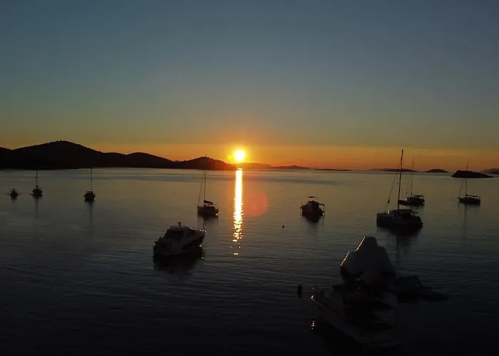 House Lady - & Tavern Bain, Free Transport, Pool, Island Of Zut - Kornati בית נופש *