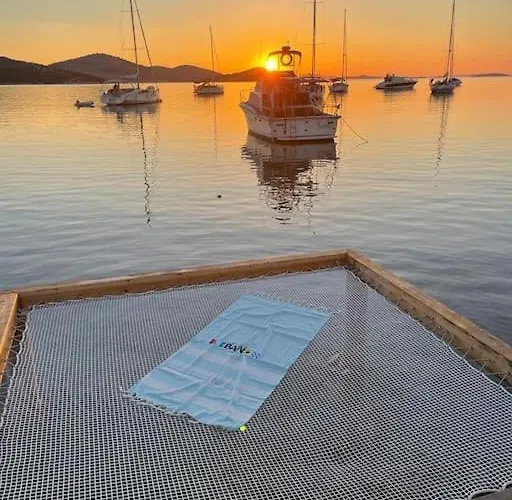 House Lady - & Tavern Bain, Free Transport, Pool, Island Of Zut - Kornati בית נופש Pristanisce