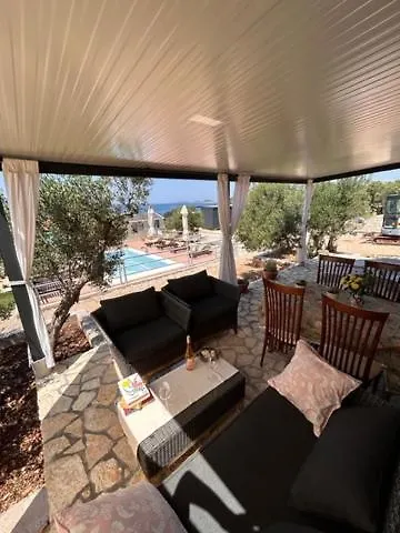 House Lady - & Tavern Bain, Free Transport, Pool, Island Of Zut - Kornati בית נופש