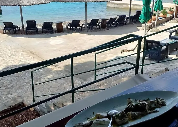 בית נופש House Lady - & Tavern Bain, Free Transport, Pool, Island Of Zut - Kornati Pristanisce