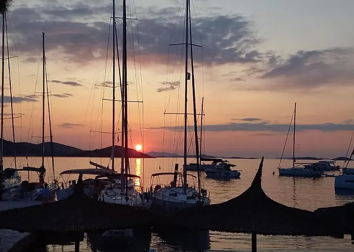 House Lady - & Tavern Bain, Free Transport, Pool, Island Of Zut - Kornati בית נופש